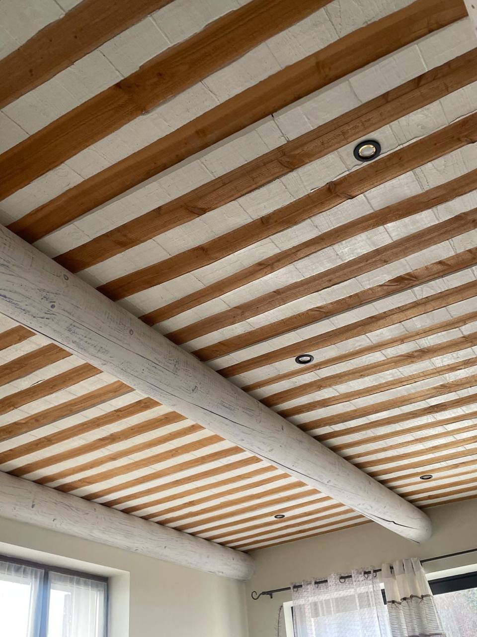 Plafond provençal et patine poutres - Photo 1